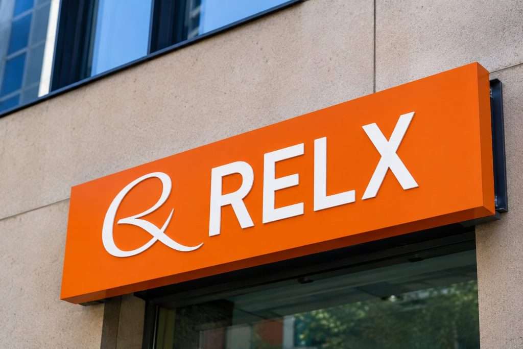 RELX stock ticks up as buyback continues and shares trade below analyst targets