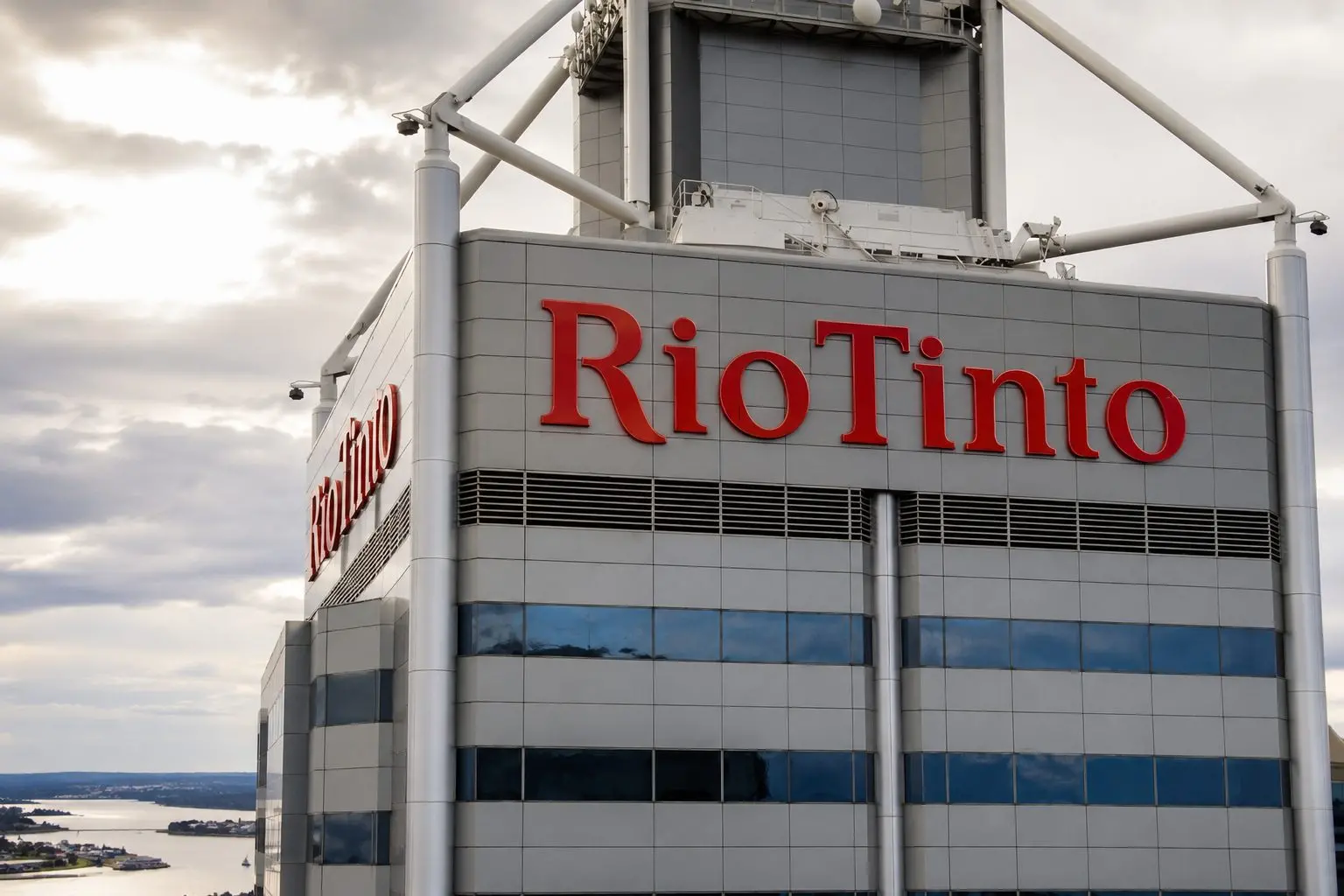 Rio Tinto (LON:RIO) trails FTSE as iron ore prices hit lithium push