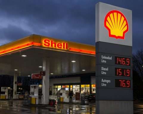 Shell (LON:SHEL) drops after oil slumps, $3 billion buyback paused