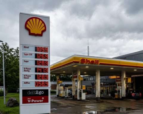Shell (LON:SHEL) lags FTSE after buyback halt and Brent fall