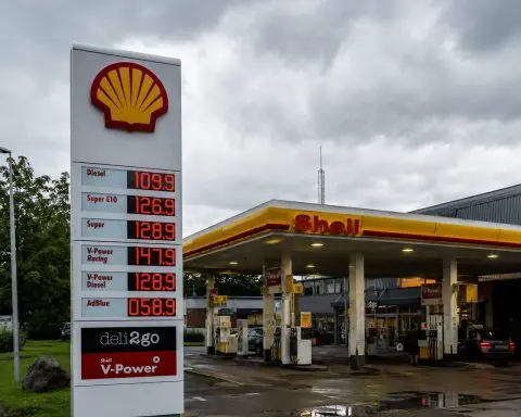 Shell (LON:SHEL) lags FTSE after buyback halt and Brent fall