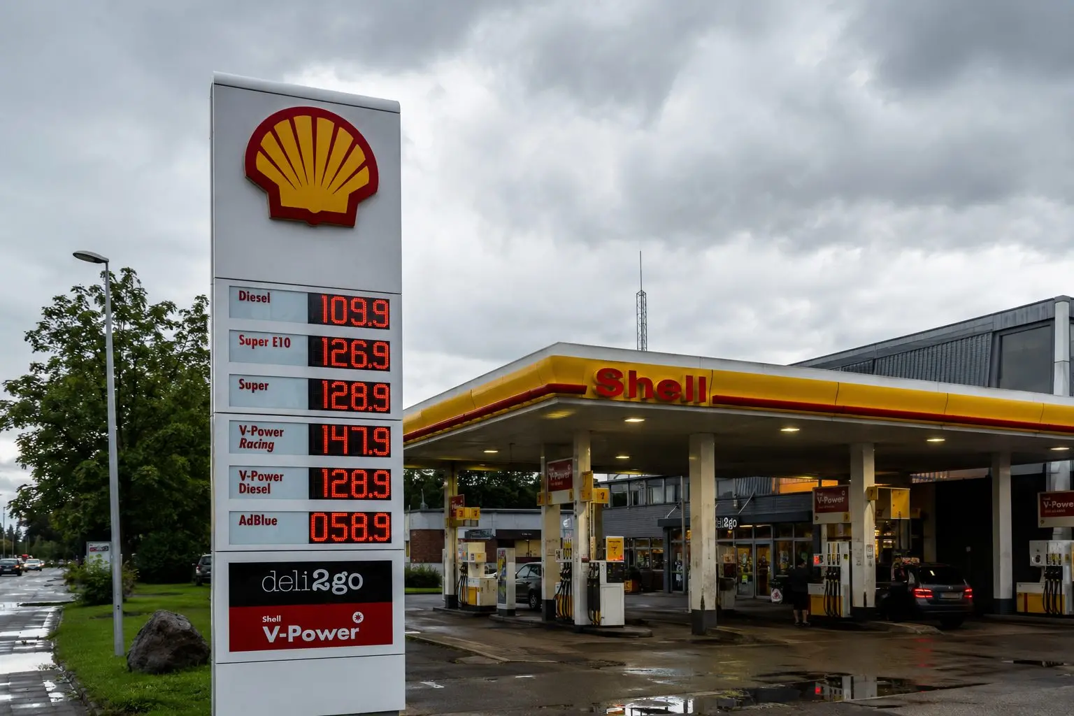 Shell (LON:SHEL) lags FTSE after buyback halt and Brent fall