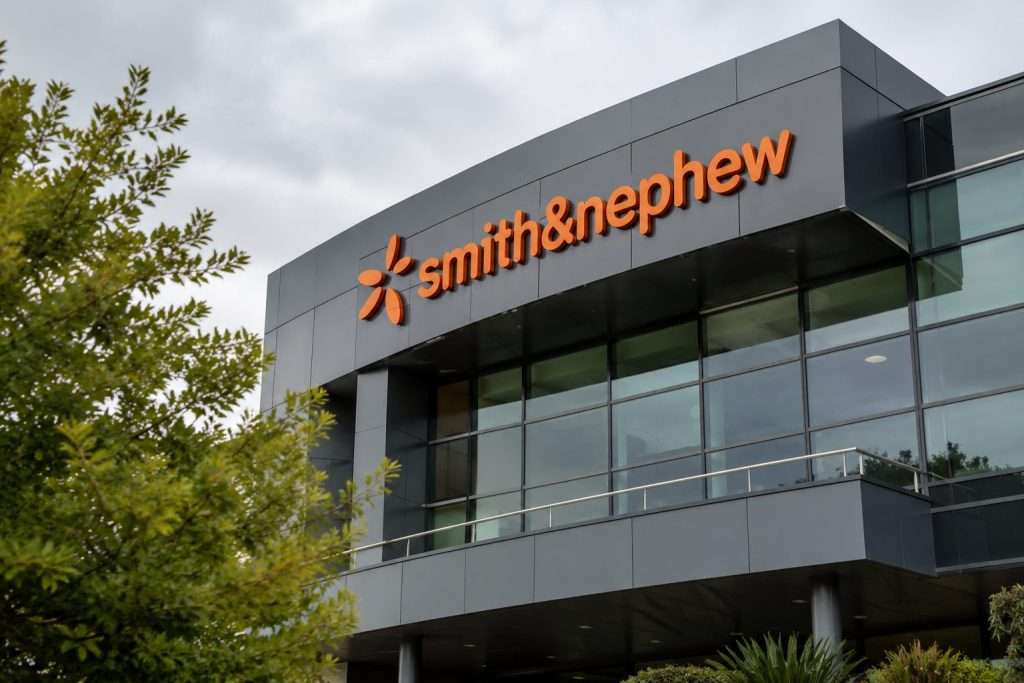 Smith & Nephew (LON:SN) shares underperform as Cevian stake rises above 13%, buyback passes midpoint