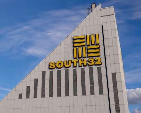 South32 (ASX:S32) share price steadies as investors weigh copper and rail upside against aluminium drag