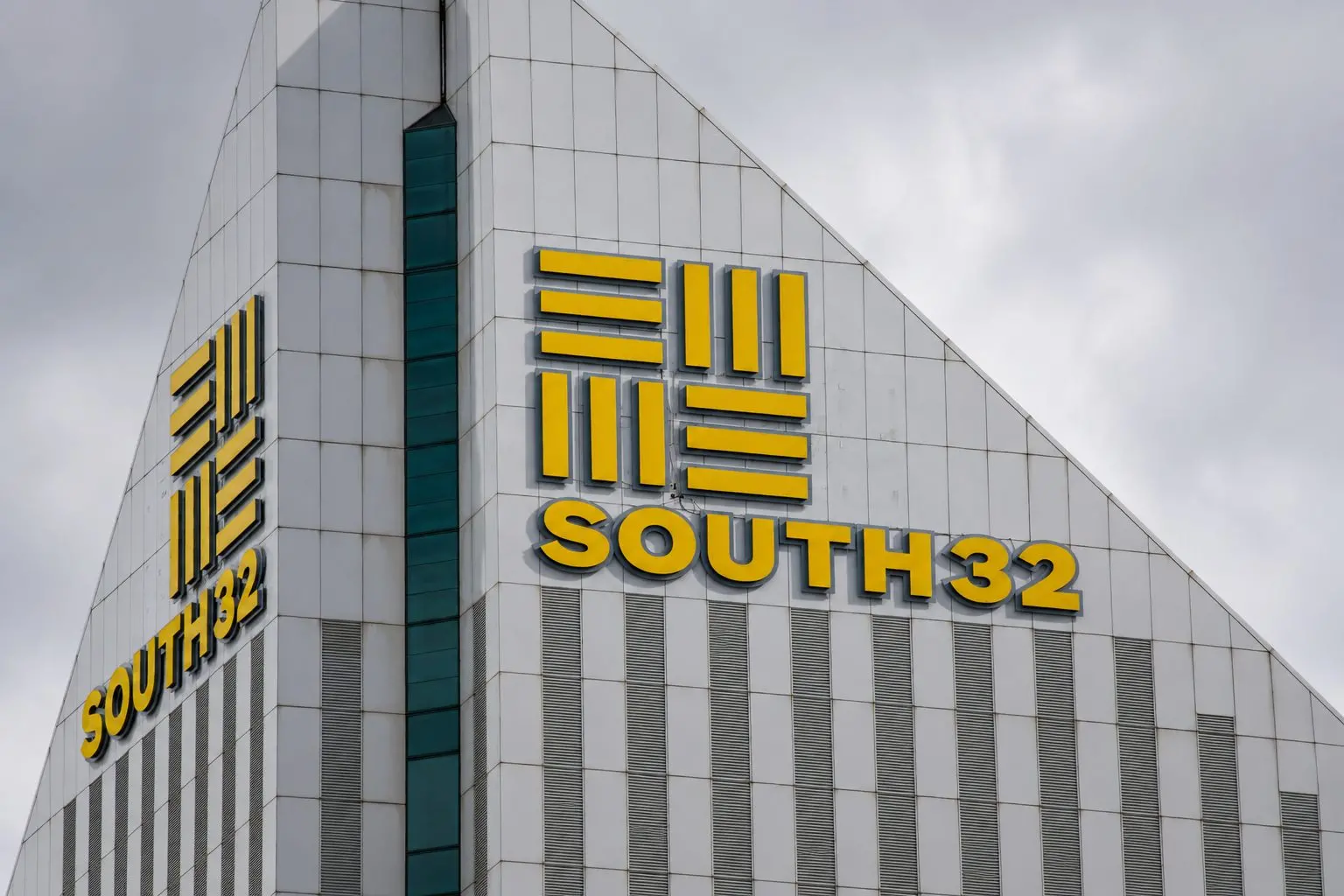 South32 (ASX:S32) shares drop 16%, focus on manganese rail contract