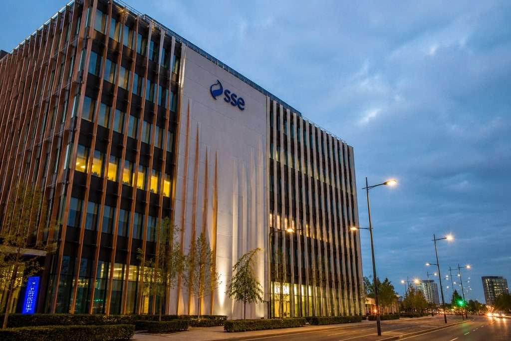 SSE drags on FTSE 100 after £33bn grid plan and July update
