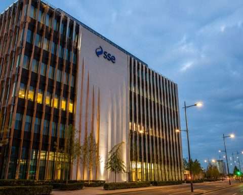 SSE drags on FTSE 100 after £33bn grid plan and July update