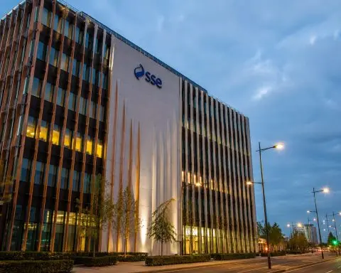 SSE drags on FTSE 100 after £33bn grid plan and July update