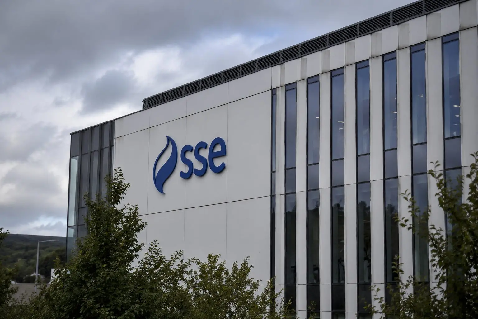 SSE shares drop as £12bn Scotland grid expansion stretches spending nerves