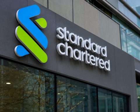 Standard Chartered (LON:STAN) climbs after buyback wraps, M&A hiring in focus