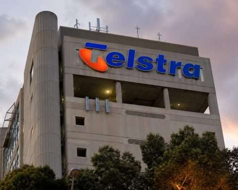 Telstra (ASX:TLS) lags ASX 200; map reset challenges mobile edge