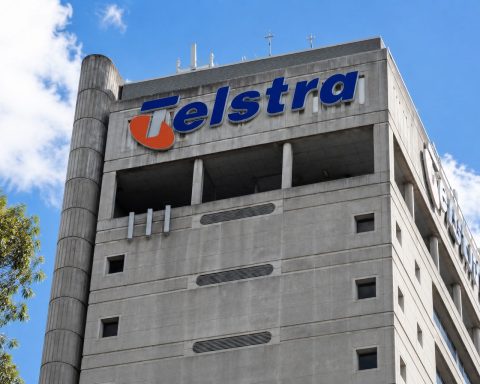 Telstra trades just above buyback average as A$1.25b program continues