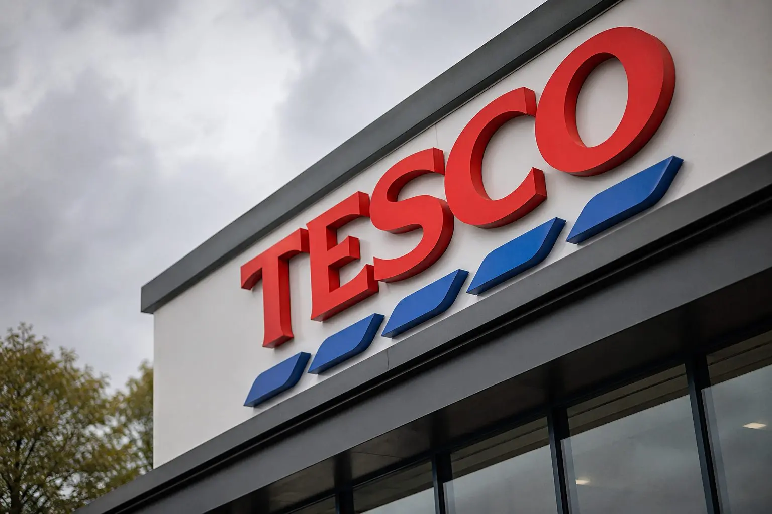 Tesco PLC (LON:TSCO) buybacks take edge off as shares slip after grocery numbers