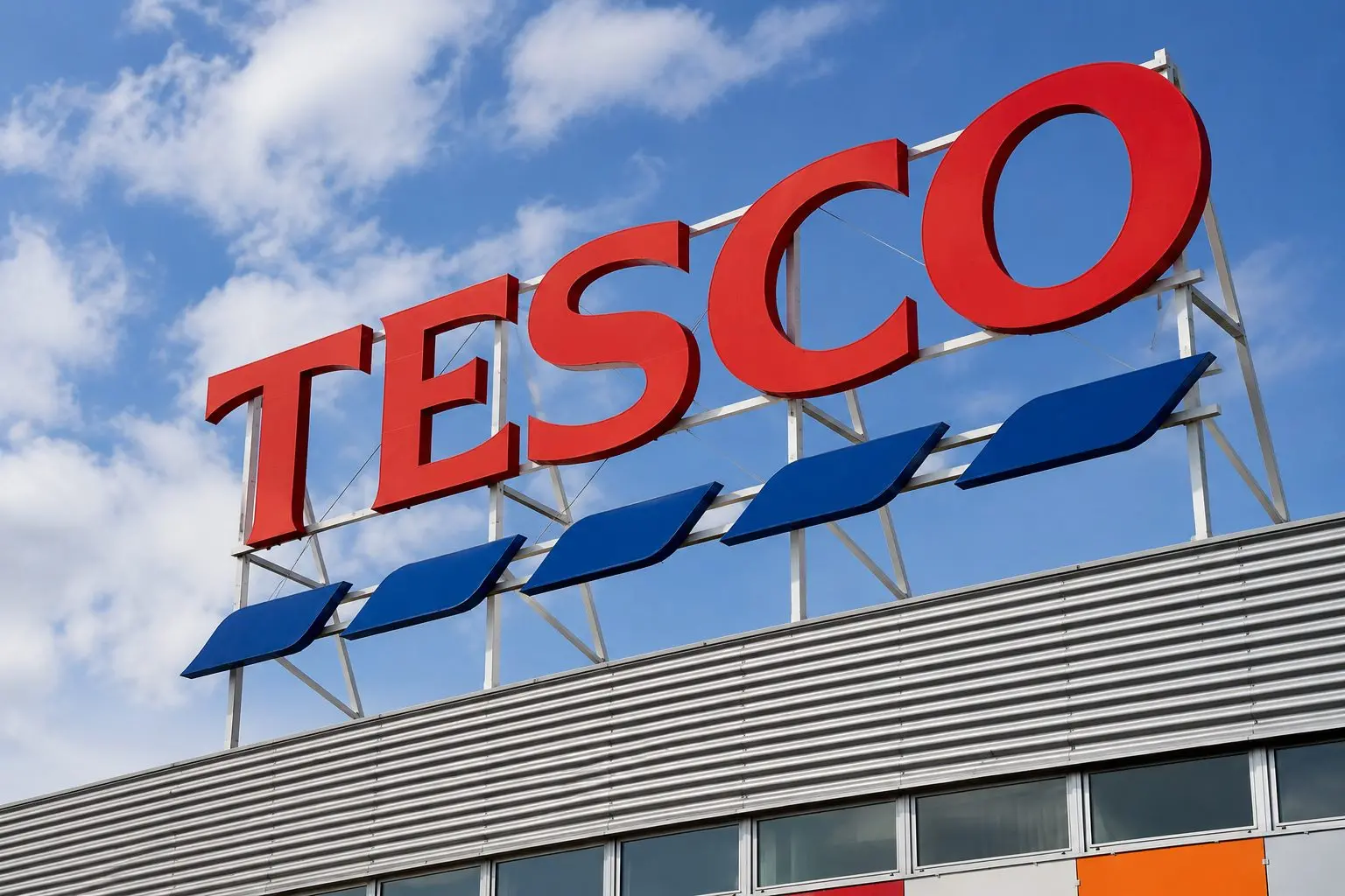Tesco shares hold ground as buyback helps balance UK grocery slip