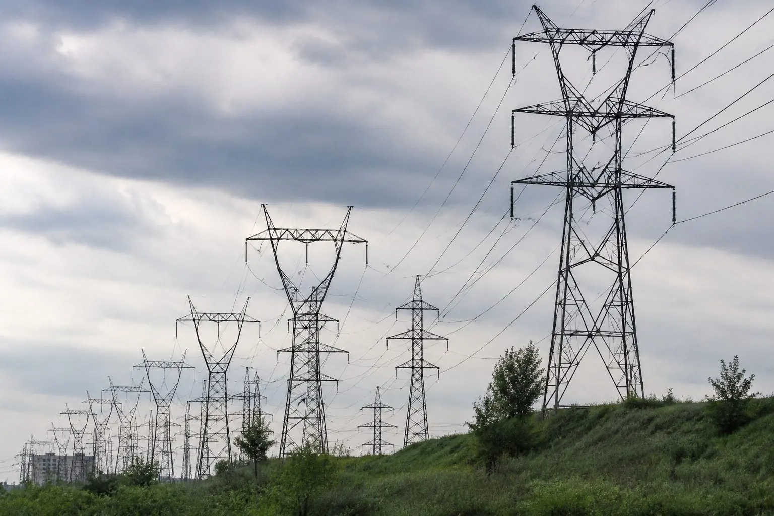 UK power outages bring renewed attention to outage minutes as grid upgrade costs reach £89bn