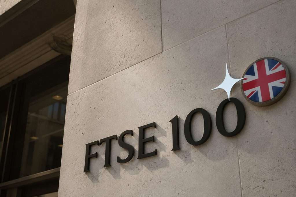 FTSE 100 falls as oil and banks weigh, but still tops midcaps for week