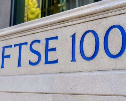 FTSE 100 up 0.7% with banks in front after Starmer quits