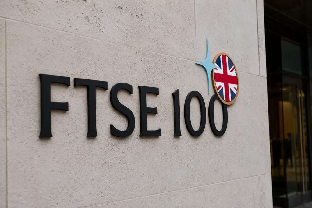 FTSE 100 Ends Week Down 1% as Geopolitics, Politics Weigh