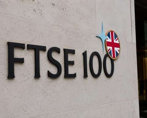 FTSE 100 Ends Week Down 1% as Geopolitics, Politics Weigh