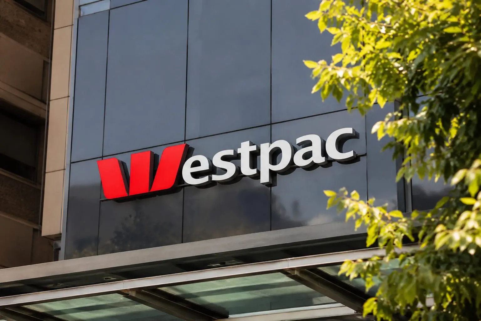 Westpac (ASX:WBC) trails banking sector rebound with funds still underweight