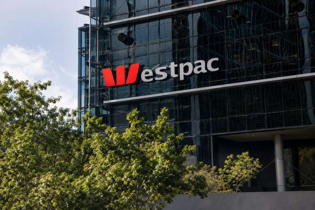 Westpac (ASX:WBC) holds steady; dividend cash seen as buffer in rate-risk week