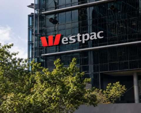 Westpac (ASX:WBC) holds steady; dividend cash seen as buffer in rate-risk week