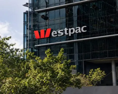 Westpac (ASX:WBC) holds steady; dividend cash seen as buffer in rate-risk week
