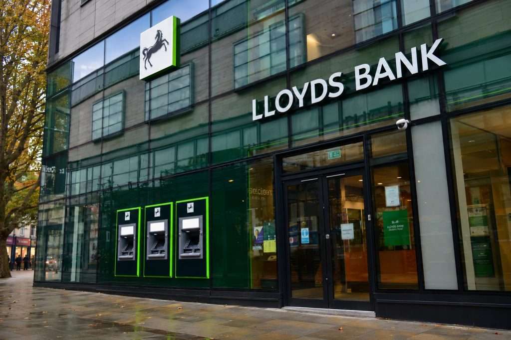 Lloyds Banking Group (LSE: LLOY) stays close to 105p after Starmer resigns