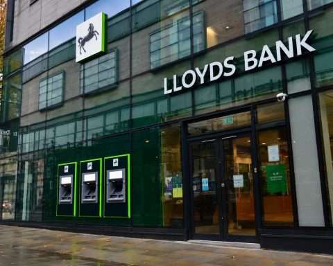 Lloyds Banking Group (LSE: LLOY) stays close to 105p after Starmer resigns