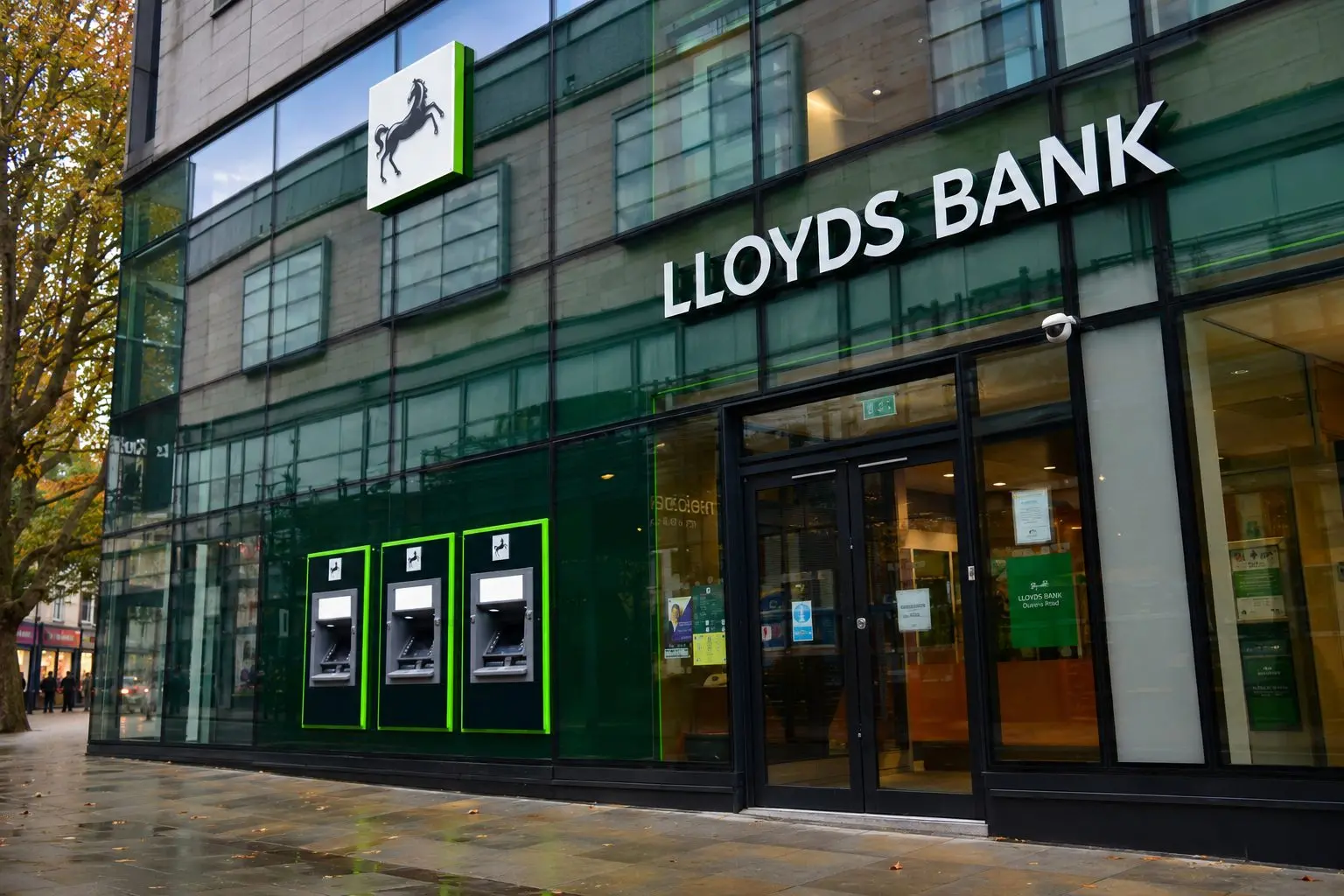 Lloyds Banking Group (LSE: LLOY) stays close to 105p after Starmer resigns