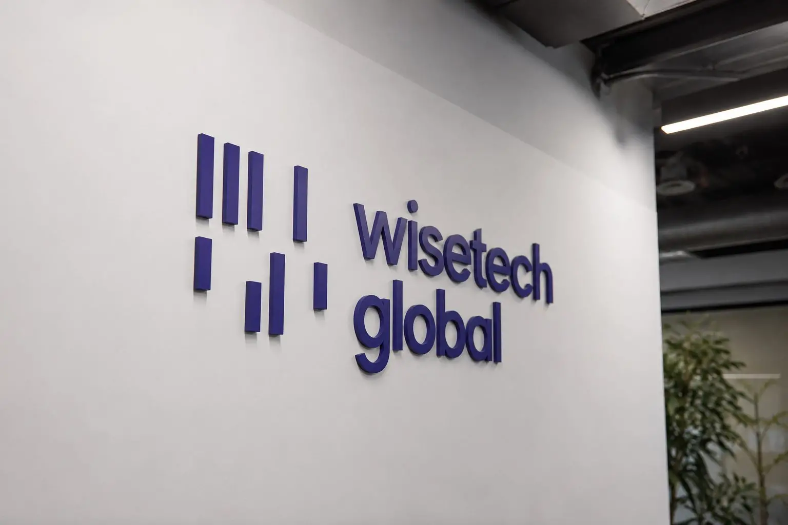 WiseTech Global Drops 2.8% as ASX Tech Stocks Trail; Broker Says Stock Could Recover