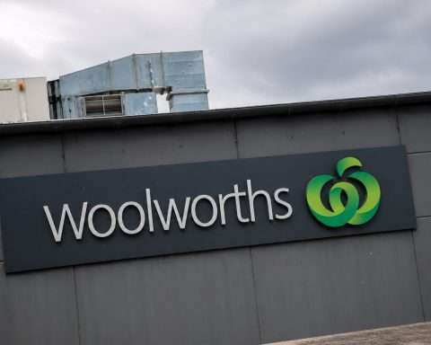 Woolworths Gains Even as ASX 200 Drops, Defensives in Demand