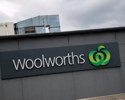 Woolworths Gains Even as ASX 200 Drops, Defensives in Demand