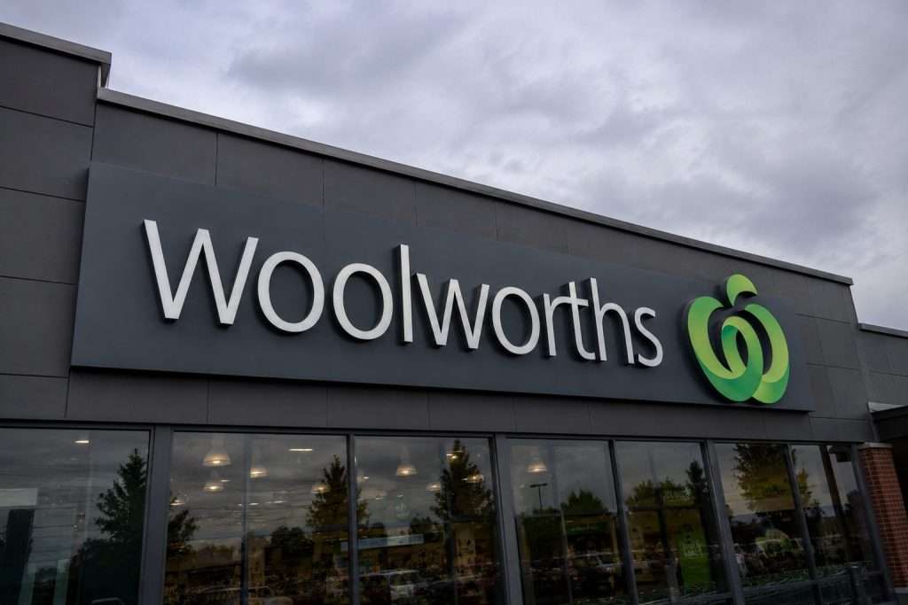 Woolworths holds firm in early ASX trade; RBA keeps rates steady