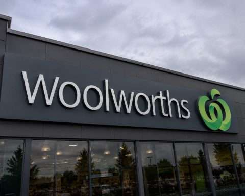 Woolworths holds firm in early ASX trade; RBA keeps rates steady