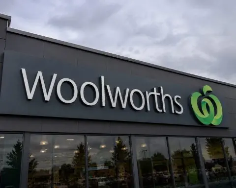 Woolworths holds firm in early ASX trade; RBA keeps rates steady