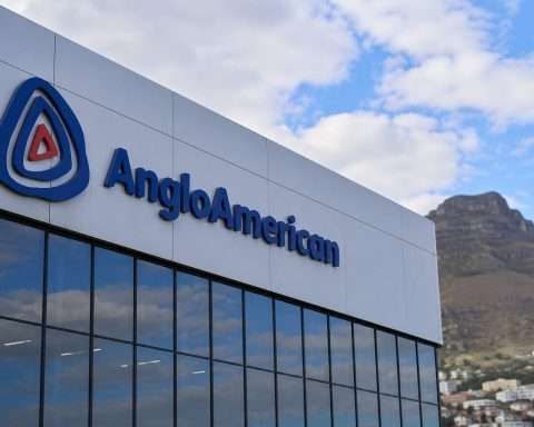 Anglo American Rallies 6%, Trades on Thin Volume