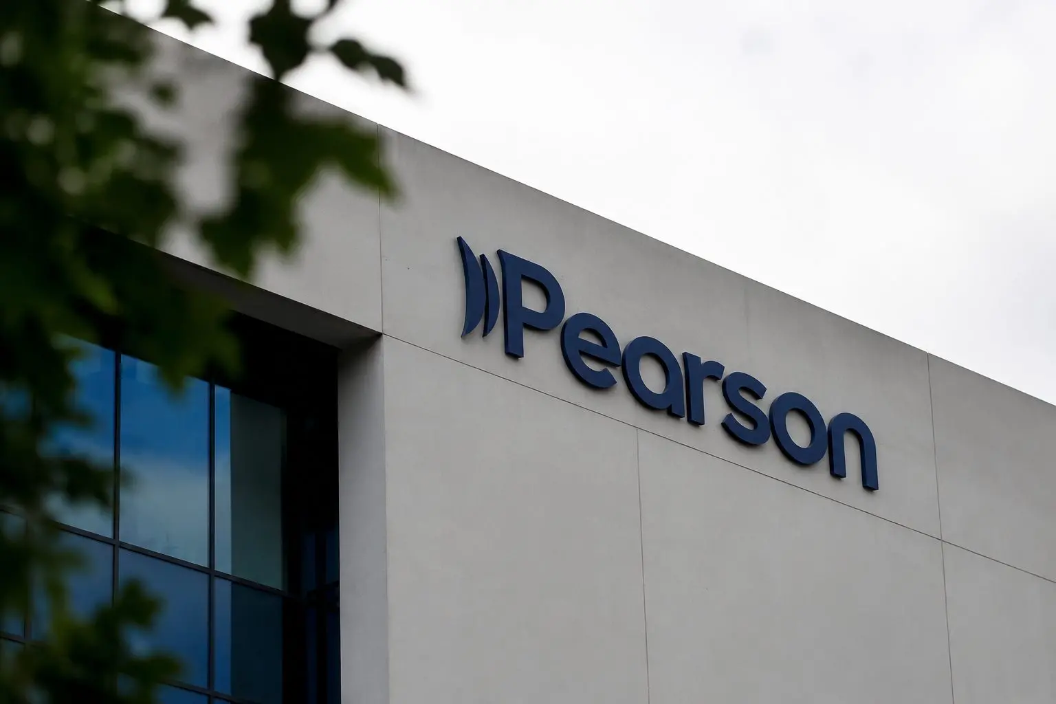 Pearson (LON:PSON) hits 52-week high after UK regulator skips fine