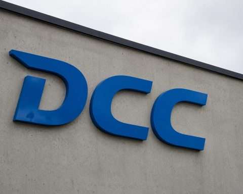 DCC plc (LON:DCC) stock leaves 6% bid spread before July 8 deadline
