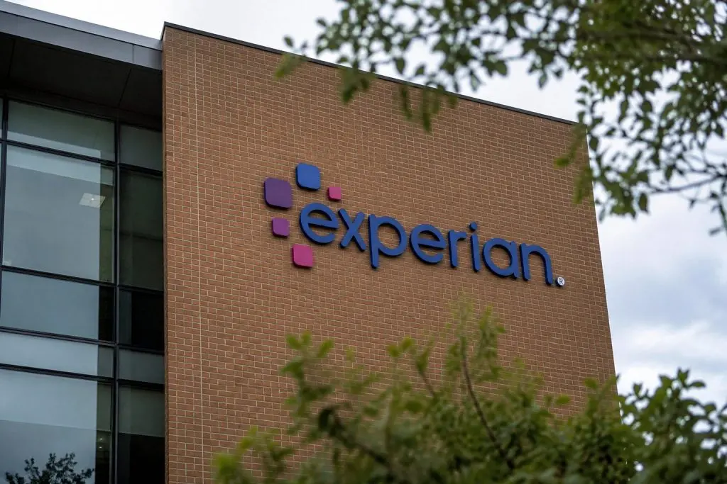 Experian (LON:EXPN) outpaces FTSE as buyback boost helps shares