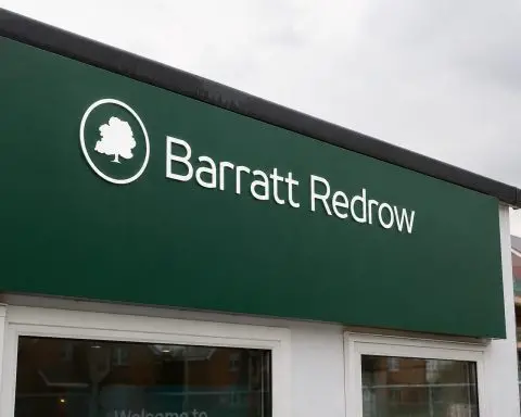 Barratt Redrow (LON:BTRW) trades lower as £4.5bn claim puts focus on cash buffer