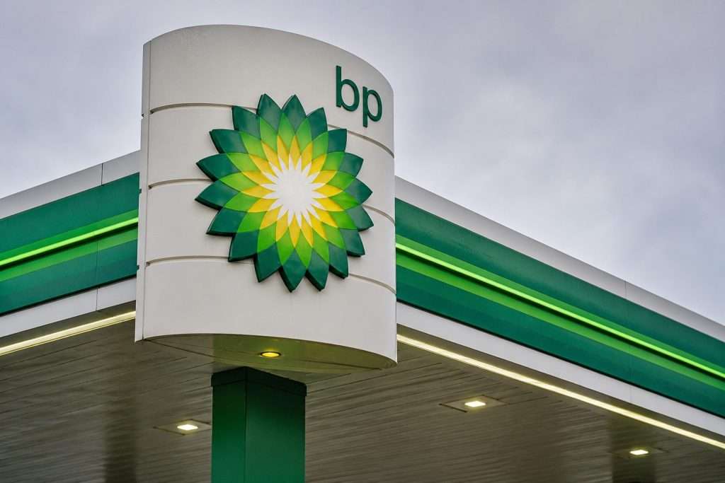 BP PLC trades near 460p as oil risk premium drops, trading desk gets new leadership