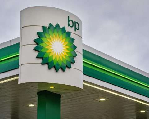BP PLC trades near 460p as oil risk premium drops, trading desk gets new leadership