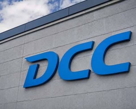 DCC (LON:DCC) share price holds below offer cash leg as spread widens
