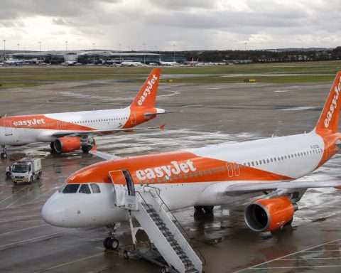 easyJet (LON:EZJ) shares leave £700 million gap to Castlelake bid before deadline