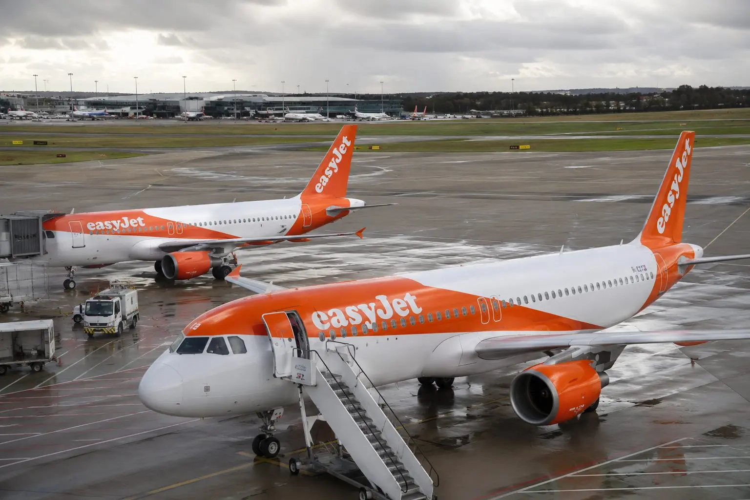 easyJet (LON:EZJ) shares leave £700 million gap to Castlelake bid before deadline