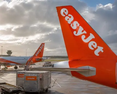 easyJet (LON:EZJ) stock lags 690p Castlelake offer as bid discount holds