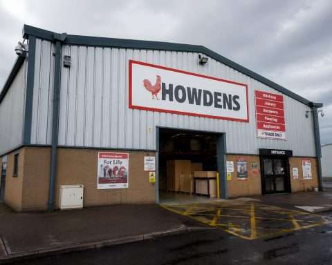 Howden Joinery (LON:HWDN) trims DIY Kitchens dilution with buyback ahead of results