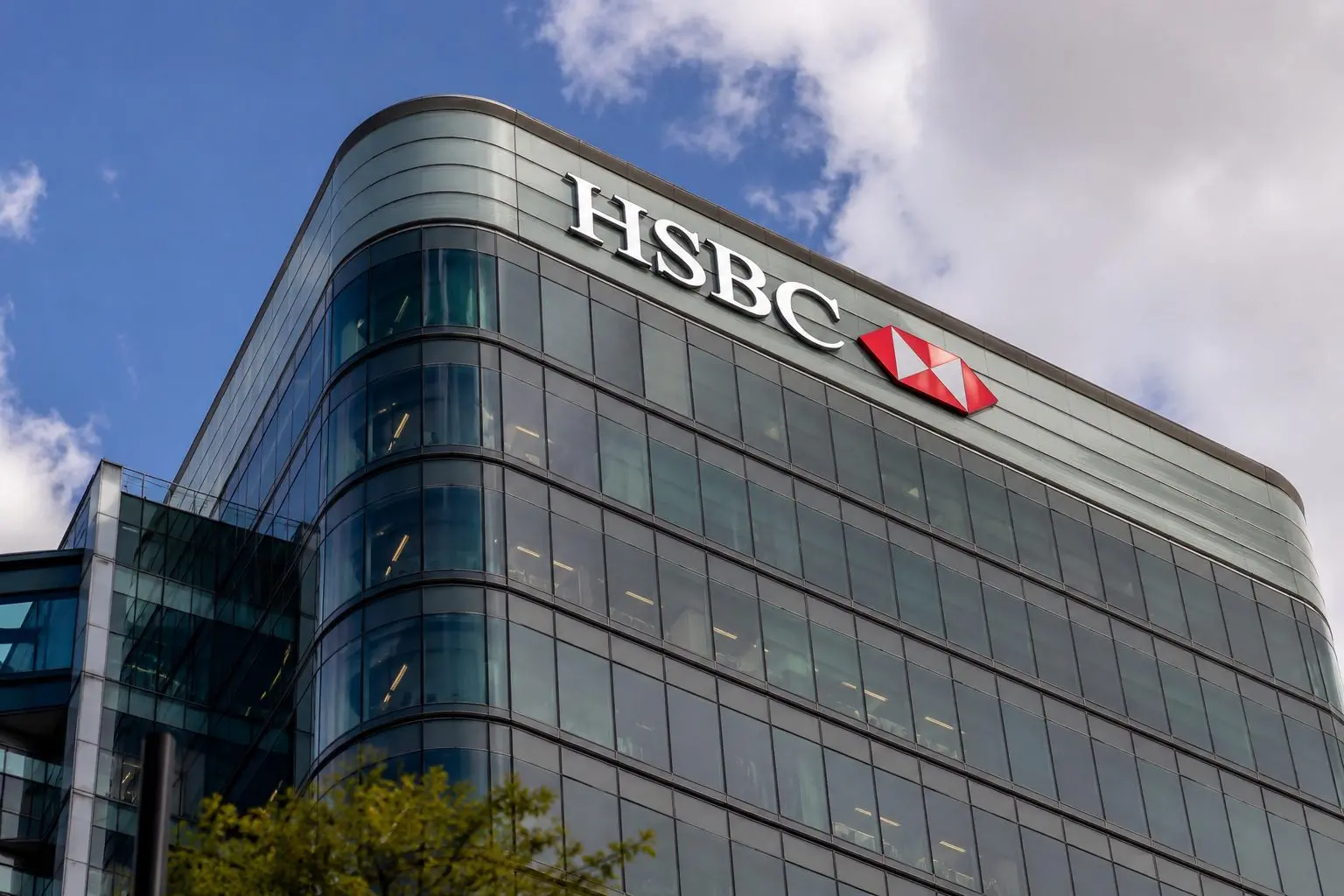 HSBC (LON:HSBA) trades at a premium as Asia exposure weighs and buyback faces scrutiny