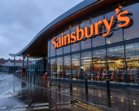 J Sainsbury plc (LON:SBRY) stock: buyback price gap puts Argos drag in focus after weekly rally